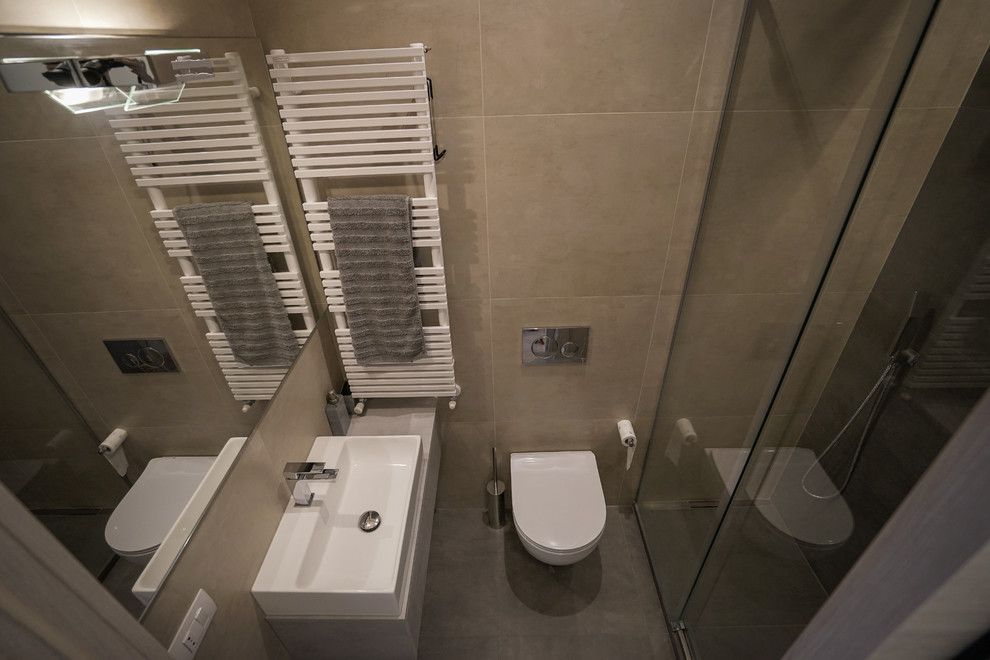 Idee per una stanza da bagno con doccia minimalista di medie dimensioni con doccia a filo pavimento, WC monopezzo, piastrelle in gres porcellanato, pareti bianche, pavimento in gres porcellanato, lavabo rettangolare, top in quarzite e pavimento grigio
