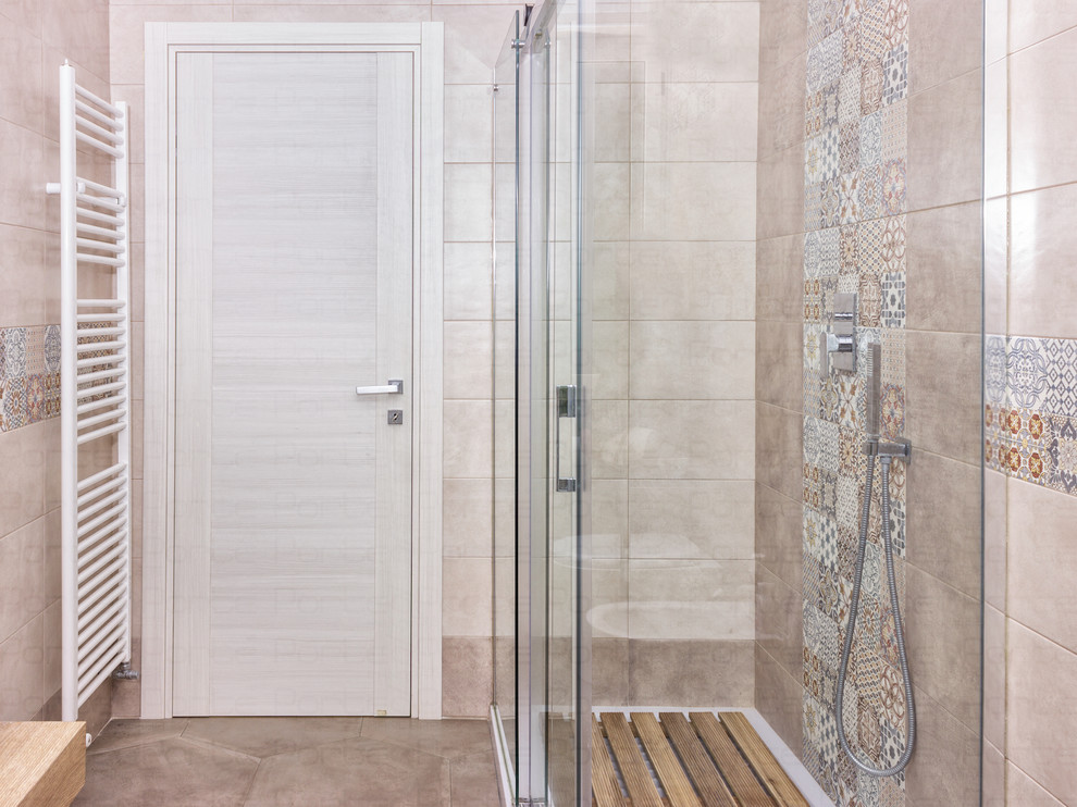 Esempio di una stanza da bagno design con ante di vetro, ante in legno chiaro, piastrelle grigie e piastrelle a mosaico