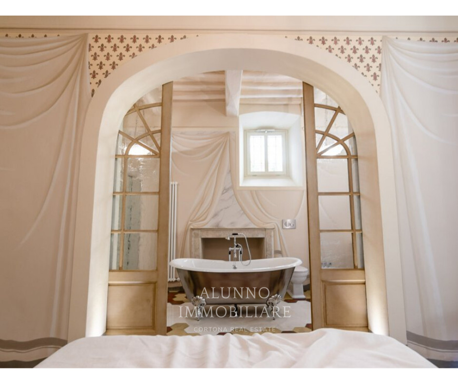 Exempel på ett stort klassiskt vit vitt badrum med dusch, med luckor med glaspanel, vita skåp, ett badkar med tassar, en dubbeldusch, ett urinoar, vit kakel, marmorkakel, vita väggar, cementgolv, ett konsol handfat, marmorbänkskiva, rött golv och dusch med skjutdörr
