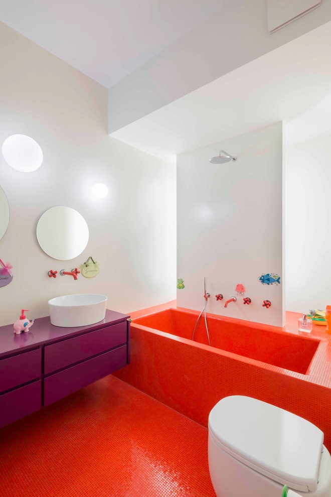 Пример оригинального дизайна: ванная комната в современном стиле с белыми стенами, полом из мозаичной плитки и настольной раковиной
