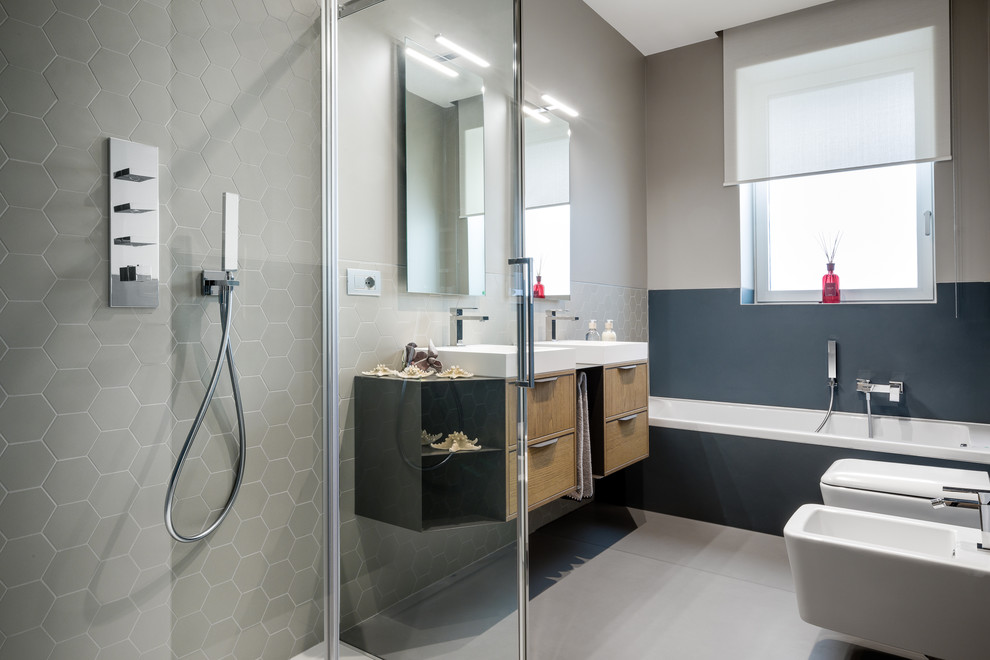 Immagine di una piccola stanza da bagno con doccia contemporanea con piastrelle beige, piastrelle a mosaico, pareti beige, pavimento in gres porcellanato e pavimento beige