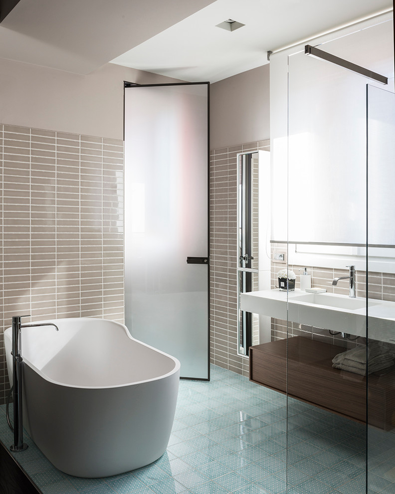 Пример оригинального дизайна: большая ванная комната в современном стиле с плоскими фасадами, темными деревянными фасадами, отдельно стоящей ванной, бежевой плиткой, керамической плиткой, бежевыми стенами, полом из керамической плитки, душевой кабиной, монолитной раковиной, столешницей из искусственного камня и открытым душем
