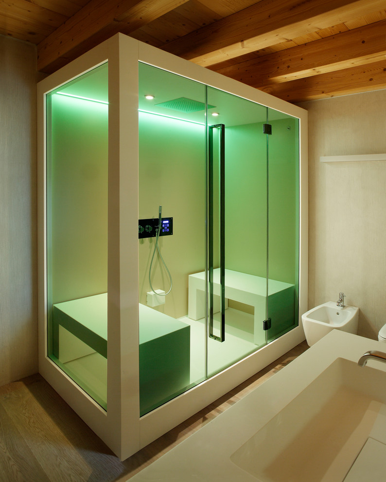 Idee per una grande stanza da bagno minimal con doccia doppia, bidè, pareti beige e parquet chiaro