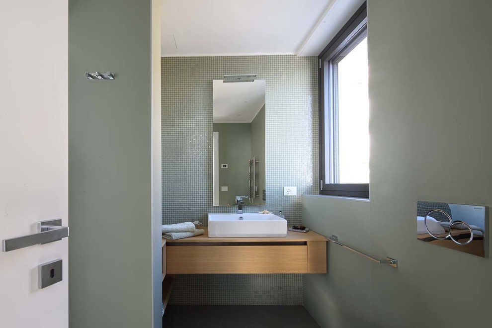 Mittelgroßes Modernes Badezimmer mit hellen Holzschränken, grünen Fliesen, Porzellanfliesen, grüner Wandfarbe, Porzellan-Bodenfliesen, grauem Boden und brauner Waschtischplatte in Sonstige
