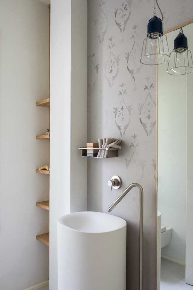 На фото: ванная комната в морском стиле с раковиной с пьедесталом