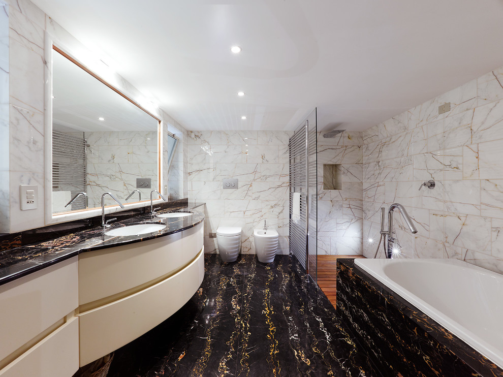 Immagine di una stanza da bagno contemporanea con doccia a filo pavimento, WC monopezzo e lavabo sottopiano