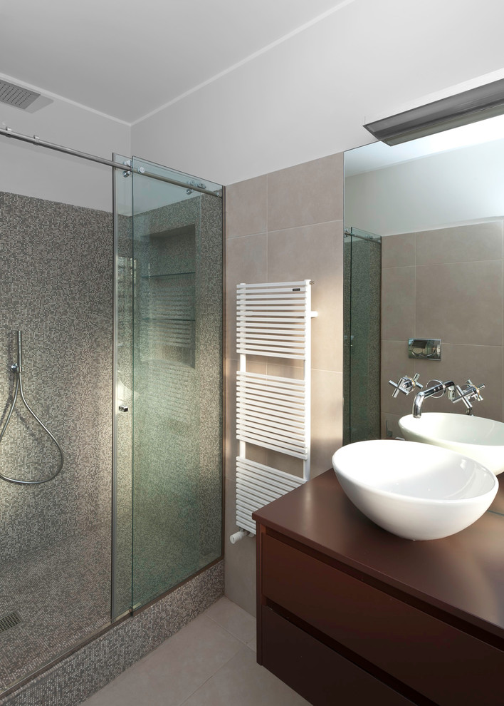 Inspiration för små moderna badrum med dusch, med släta luckor, skåp i mörkt trä, en hörndusch, ett fristående handfat, träbänkskiva, porslinskakel och dusch med skjutdörr
