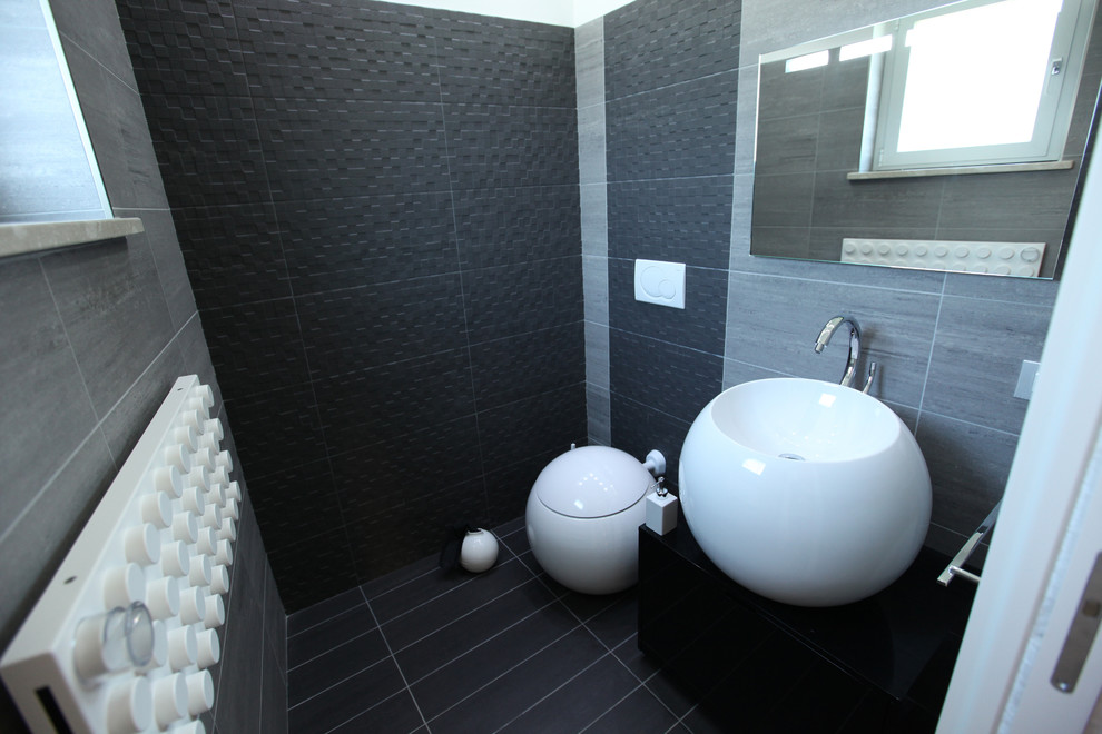 Inspiration för ett funkis badrum, med klinkergolv i keramik