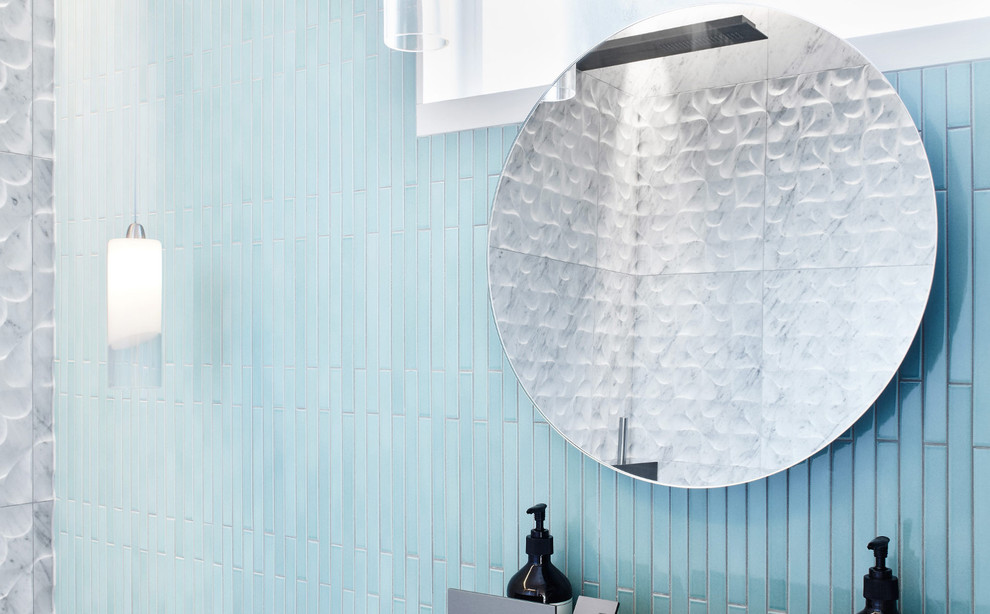 Modelo de cuarto de baño contemporáneo con baldosas y/o azulejos de mármol