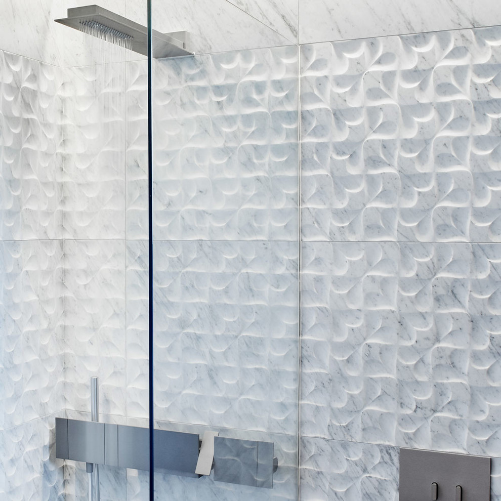 Réalisation d'une salle de bain design avec du carrelage en marbre.