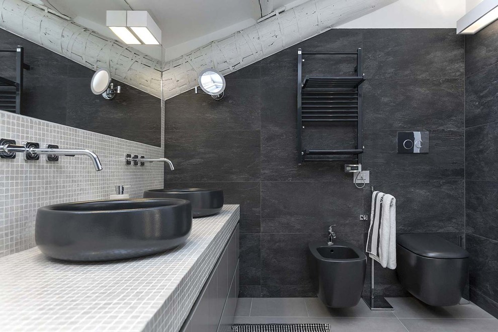 Стильный дизайн: ванная комната с черной плиткой, керамогранитной плиткой, белыми стенами, полом из керамогранита, столешницей из плитки, серым полом и серой столешницей - последний тренд