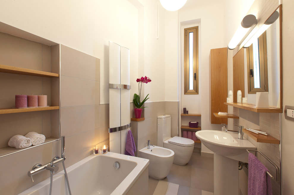Immagine di una piccola stanza da bagno padronale minimalista con ante lisce, ante in legno chiaro, piastrelle beige, piastrelle in gres porcellanato, pareti bianche, pavimento in gres porcellanato e lavabo a colonna