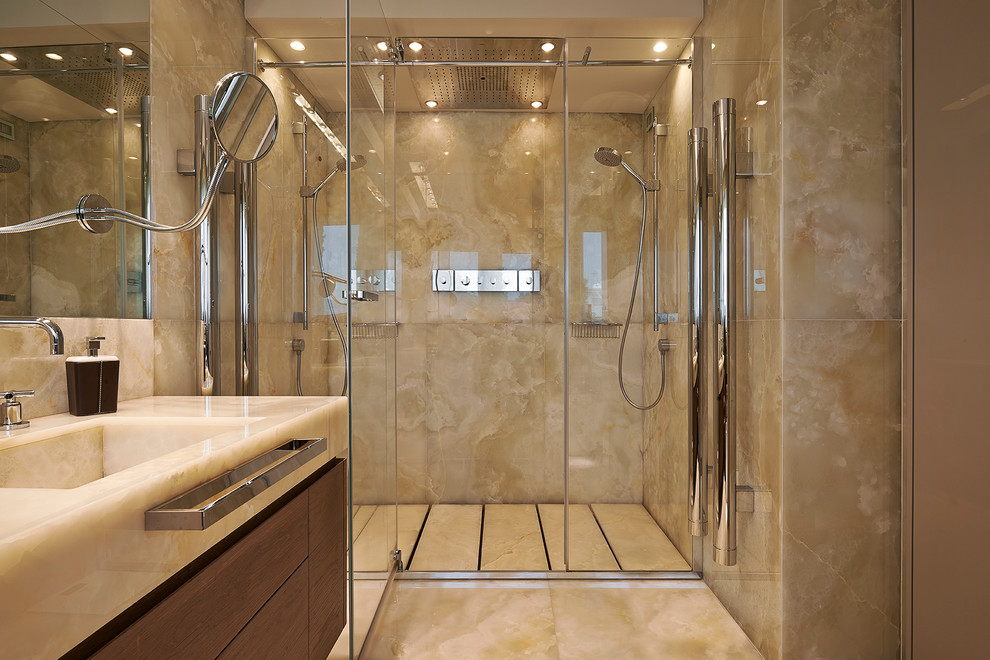 Idéer för mellanstora funkis badrum med dusch, med släta luckor, skåp i mörkt trä, en dubbeldusch, ett integrerad handfat, marmorbänkskiva och dusch med gångjärnsdörr