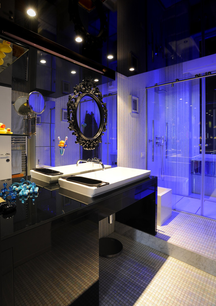 Exempel på ett litet modernt en-suite badrum, med släta luckor, svarta skåp, en kantlös dusch, mosaikgolv och dusch med skjutdörr