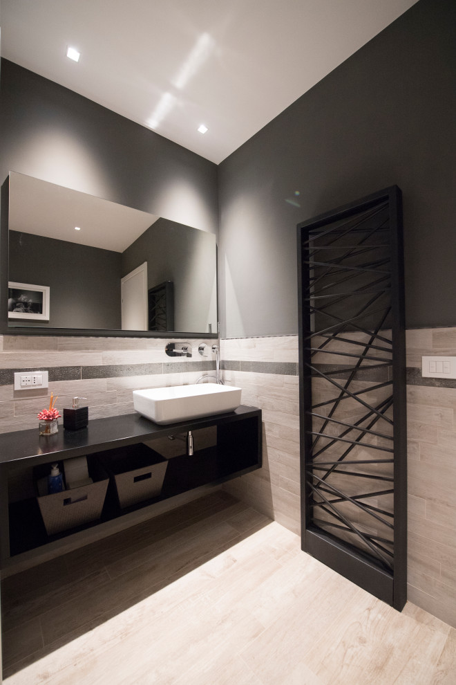 Стильный дизайн: ванная комната среднего размера в современном стиле с открытыми фасадами, черными фасадами, серой плиткой, серыми стенами, душевой кабиной, настольной раковиной, бежевым полом и черной столешницей - последний тренд