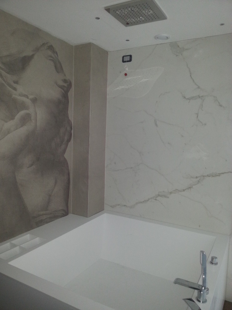 Exempel på ett mellanstort modernt badrum, med en jacuzzi, en dusch/badkar-kombination, en vägghängd toalettstol, vita väggar, mellanmörkt trägolv och ett fristående handfat