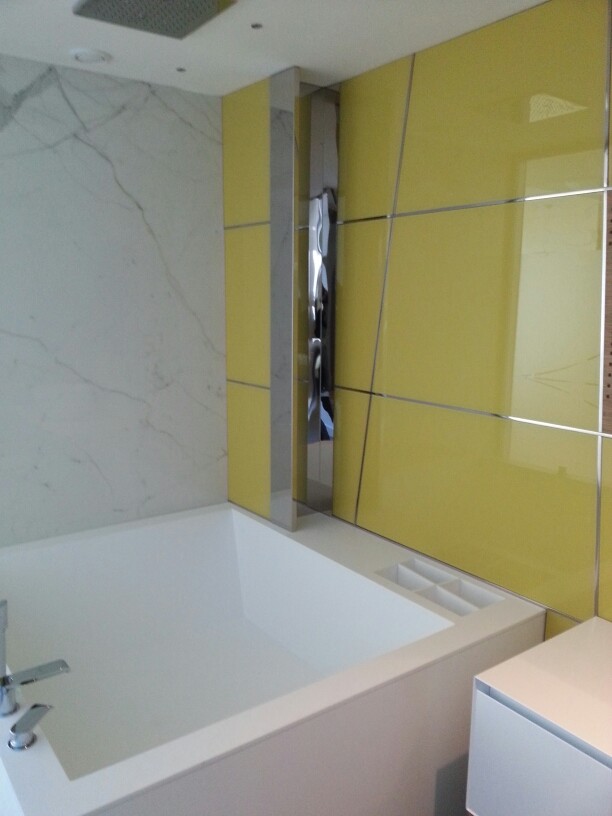 Exemple d'une salle de bain tendance de taille moyenne avec un bain bouillonnant, un combiné douche/baignoire, WC suspendus, un mur blanc, un sol en bois brun et une vasque.