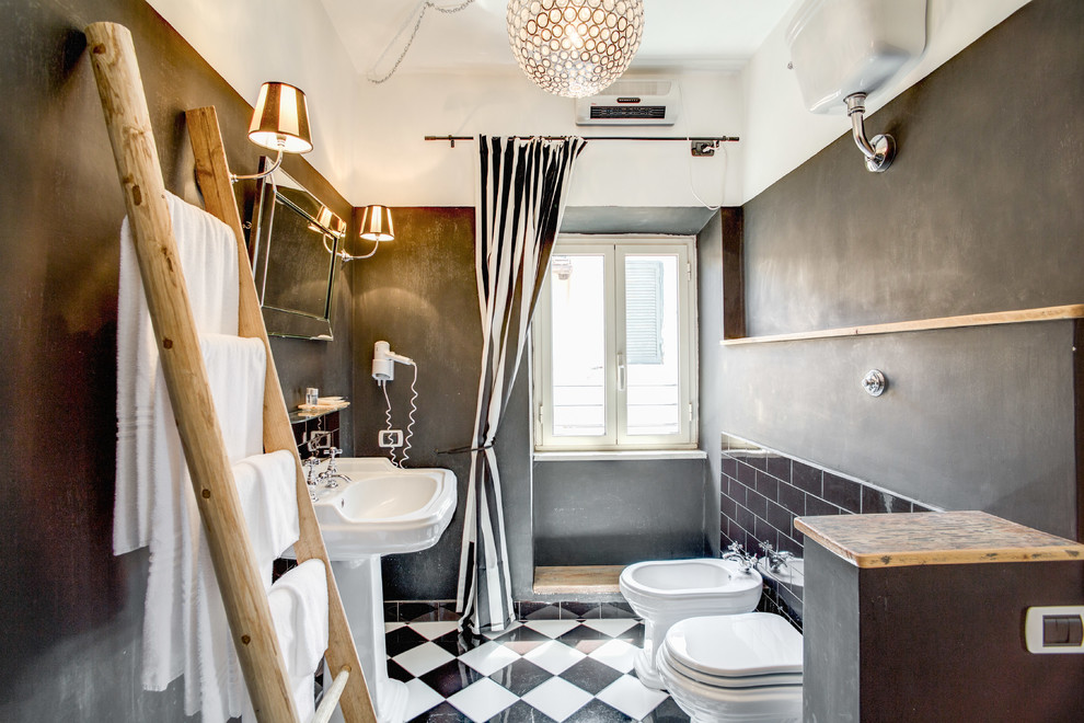 Стильный дизайн: ванная комната среднего размера в стиле неоклассика (современная классика) с черной плиткой, керамической плиткой, черными стенами, полом из керамической плитки, раковиной с пьедесталом и шторкой для ванной - последний тренд
