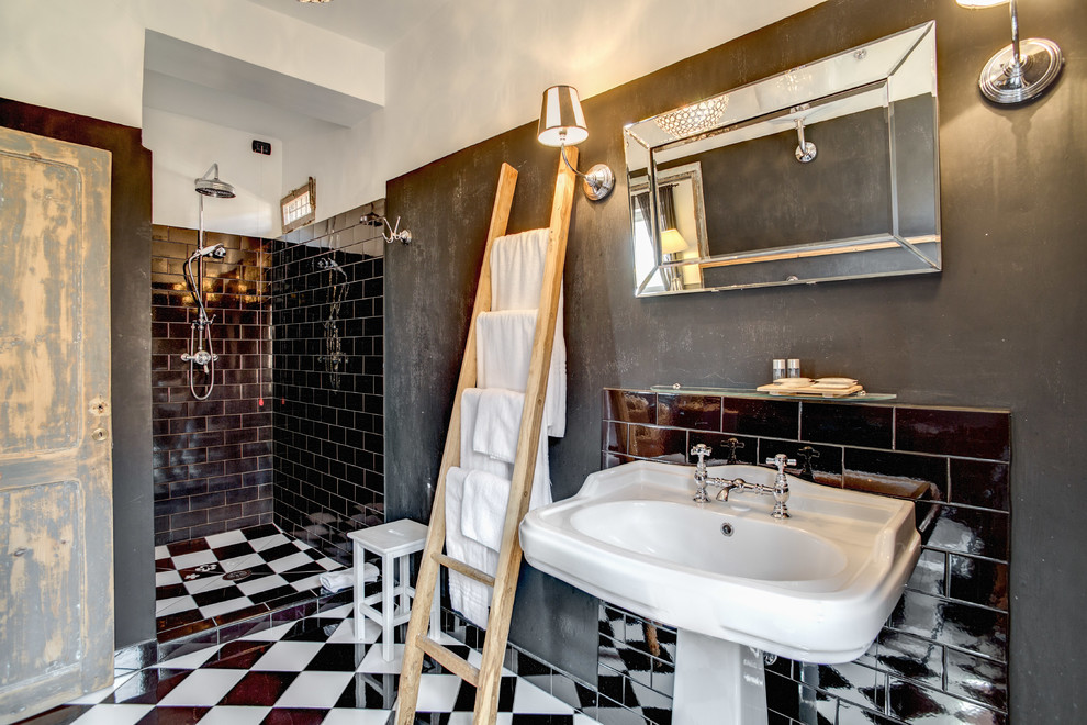 ローマにあるシャビーシック調のおしゃれな浴室の写真