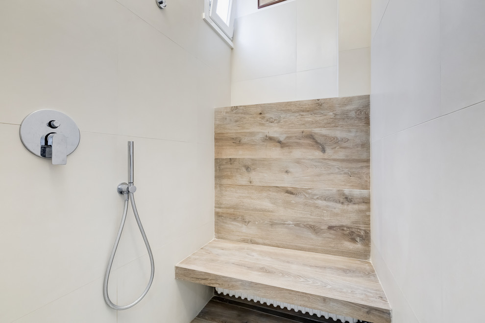 Стильный дизайн: большая ванная комната в современном стиле с душем без бортиков, бежевой плиткой, керамогранитной плиткой, белыми стенами, полом из керамогранита, душевой кабиной и открытым душем - последний тренд