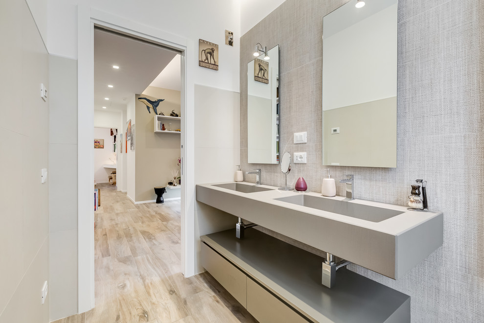 Inspiration för stora moderna en-suite badrum, med beige kakel, porslinskakel, vita väggar, klinkergolv i porslin, med dusch som är öppen, släta luckor och ett avlångt handfat