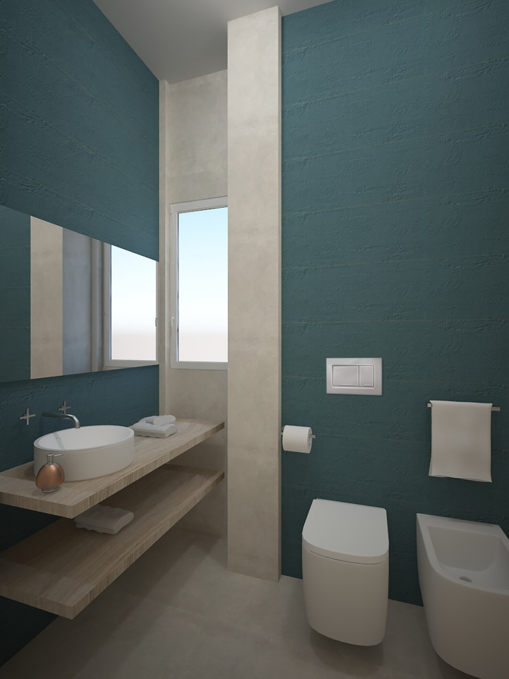 Esempio di una piccola stanza da bagno con doccia design con ante in legno chiaro, WC sospeso, piastrelle blu, pareti beige, pavimento in gres porcellanato, lavabo a bacinella, top in legno, pavimento grigio e top beige