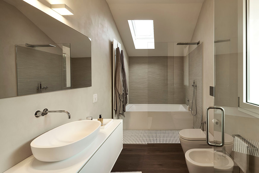 Inspiration för ett mellanstort funkis en-suite badrum, med släta luckor, vita skåp, ett badkar i en alkov, en kantlös dusch, en bidé, beige väggar, mörkt trägolv, ett fristående handfat, brunt golv och dusch med gångjärnsdörr