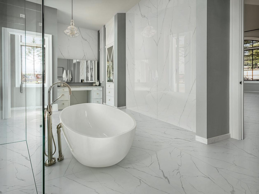 Immagine di una stanza da bagno minimalista con piastrelle bianche, piastrelle in gres porcellanato, pareti bianche, pavimento in gres porcellanato, top piastrellato, pavimento bianco e top bianco