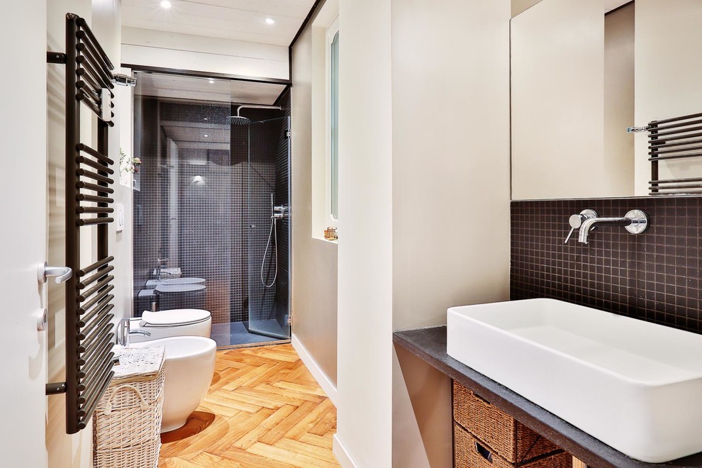 トゥーリンにあるトラディショナルスタイルのおしゃれな浴室の写真