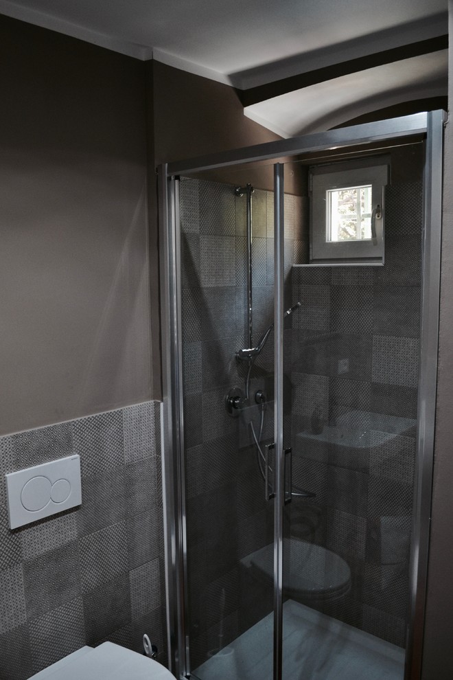 Ispirazione per una piccola stanza da bagno con doccia design con piastrelle beige, piastrelle in ceramica, pareti bianche e pavimento con piastrelle in ceramica