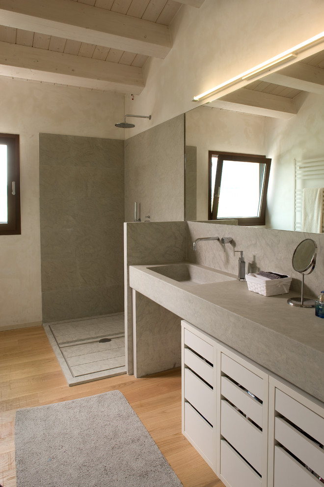 Idéer för att renovera ett funkis grå grått badrum med dusch, med öppna hyllor, en kantlös dusch, grå väggar, med dusch som är öppen, grå skåp, marmorgolv, ett nedsänkt handfat, marmorbänkskiva och grått golv
