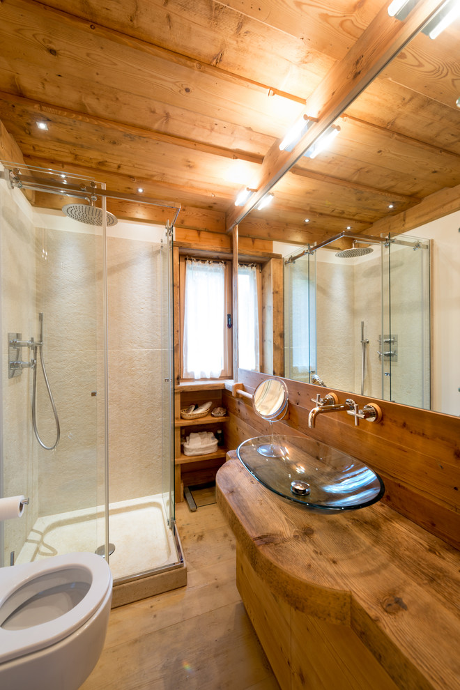 Inredning av ett rustikt badrum med dusch, med släta luckor, skåp i mellenmörkt trä, en hörndusch, mellanmörkt trägolv, ett fristående handfat, laminatbänkskiva och dusch med skjutdörr