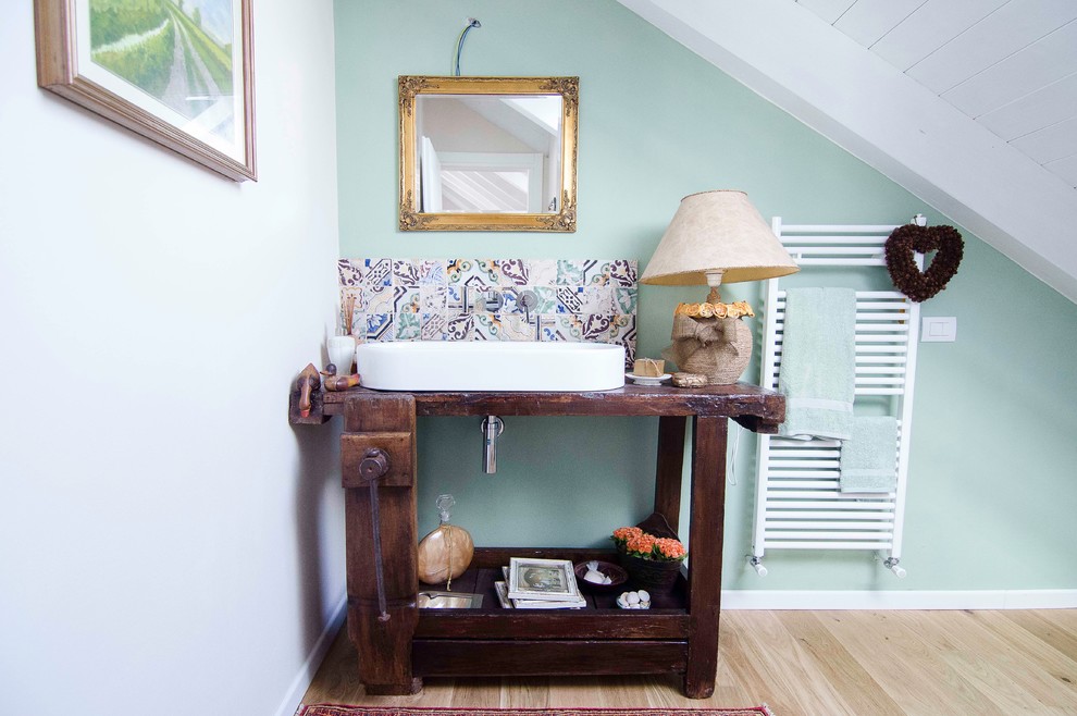 Источник вдохновения для домашнего уюта: ванная комната в стиле фьюжн с зелеными стенами, светлым паркетным полом и настольной раковиной