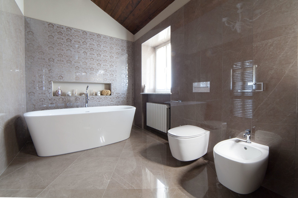 Exemple d'une salle de bain principale tendance de taille moyenne avec une baignoire indépendante, un carrelage marron, des carreaux de porcelaine, un mur marron, un sol en marbre, un lavabo suspendu et WC suspendus.