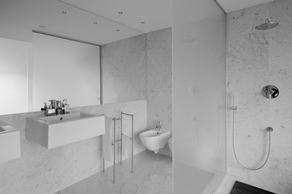 Immagine di una grande stanza da bagno padronale design con doccia a filo pavimento, WC sospeso, piastrelle bianche, piastrelle di marmo, pareti bianche, pavimento in marmo, lavabo rettangolare, pavimento bianco e doccia aperta