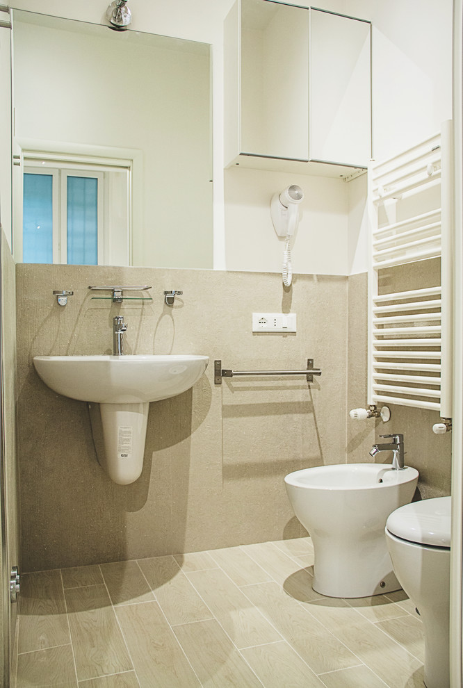 Пример оригинального дизайна: ванная комната среднего размера в современном стиле с раздельным унитазом, бежевой плиткой, керамогранитной плиткой, полом из керамогранита, душевой кабиной, подвесной раковиной, белыми стенами и коричневым полом