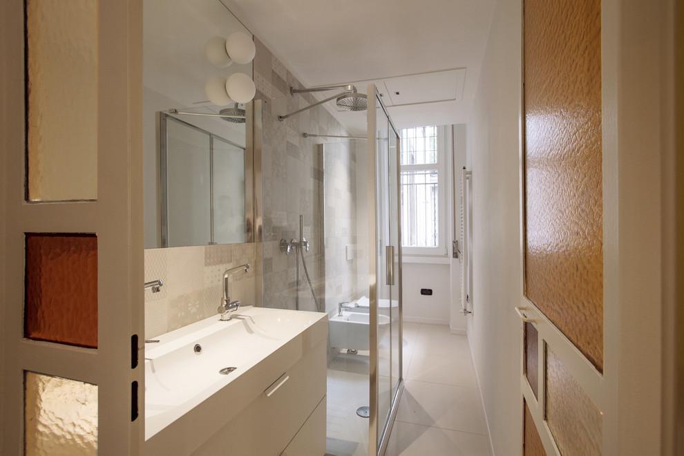 Стильный дизайн: ванная комната среднего размера в стиле ретро с плоскими фасадами, белыми фасадами, душем без бортиков, разноцветной плиткой, керамогранитной плиткой, разноцветными стенами, полом из керамогранита, душевой кабиной, бежевым полом и душем с распашными дверями - последний тренд