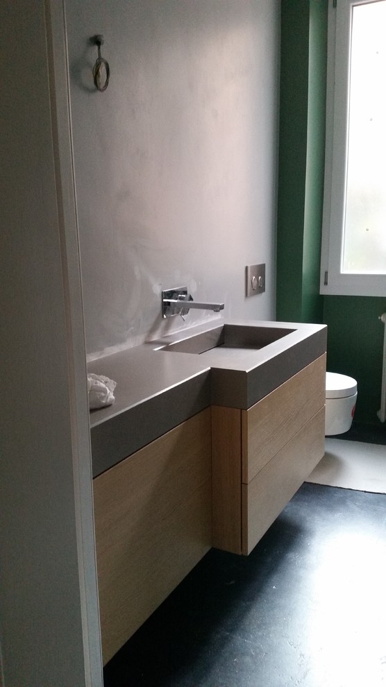 Inspiration för ett litet funkis en-suite badrum, med skåp i ljust trä, gröna väggar, betonggolv, ett integrerad handfat, bänkskiva i kvarts och grått golv