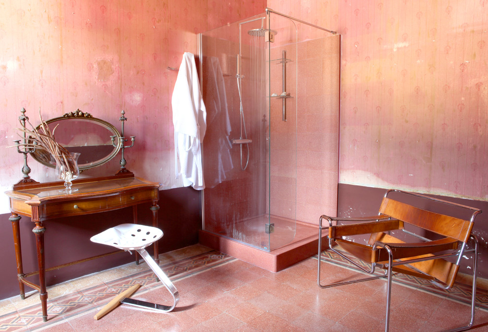 Modelo de cuarto de baño principal clásico grande con ducha esquinera y ducha con puerta con bisagras