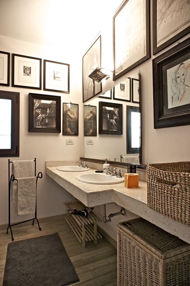 Imagen de cuarto de baño ecléctico de tamaño medio con paredes blancas, suelo de madera clara y encimera de granito