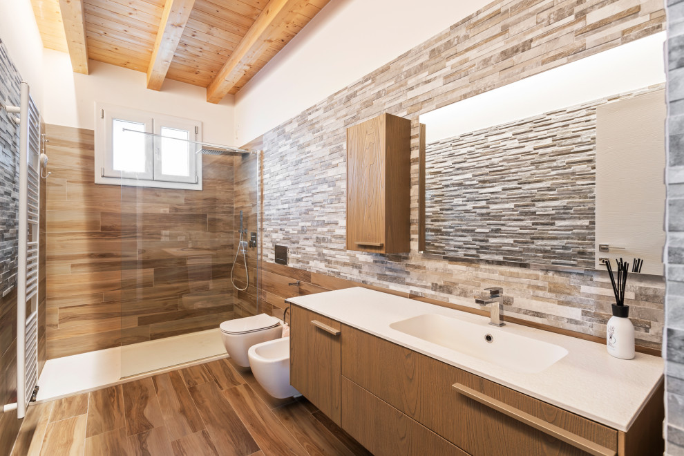 Inspiration för små moderna vitt badrum med dusch, med skåp i mellenmörkt trä, en öppen dusch, en bidé, flerfärgad kakel, kakelplattor, ett nedsänkt handfat, bänkskiva i akrylsten och med dusch som är öppen