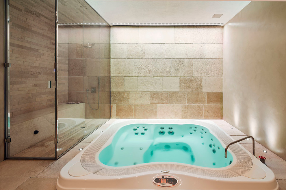 Diseño de cuarto de baño contemporáneo con jacuzzi y ducha esquinera