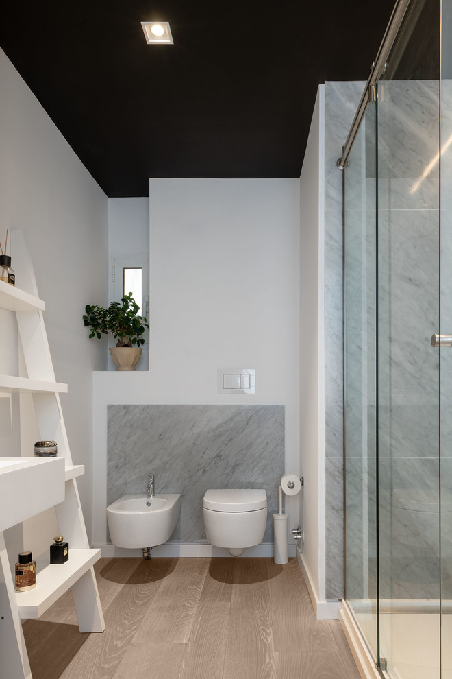 На фото: главная ванная комната среднего размера в современном стиле с открытыми фасадами, душем в нише, серой плиткой, плиткой из листового камня, белыми стенами, душем с распашными дверями, биде и коричневым полом с