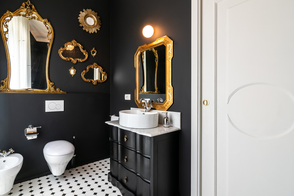 Aménagement d'une salle de bain principale éclectique avec des portes de placard noires, WC suspendus, un mur noir et un sol en bois brun.