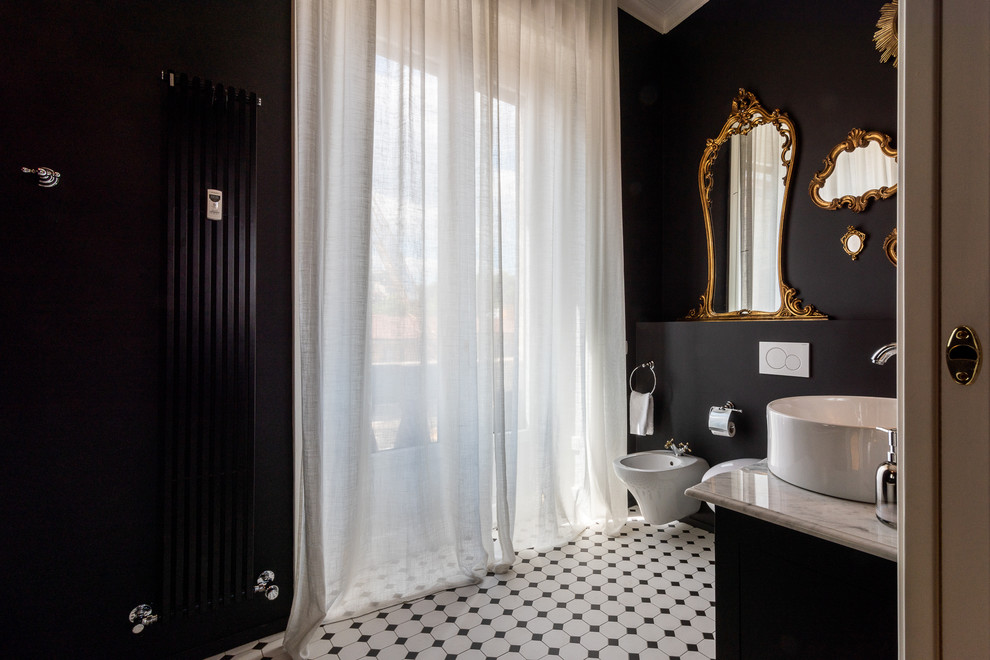 Eklektisches Duschbad mit weißen Schränken, Wandtoilette, weißen Fliesen, schwarzer Wandfarbe und braunem Holzboden in Mailand