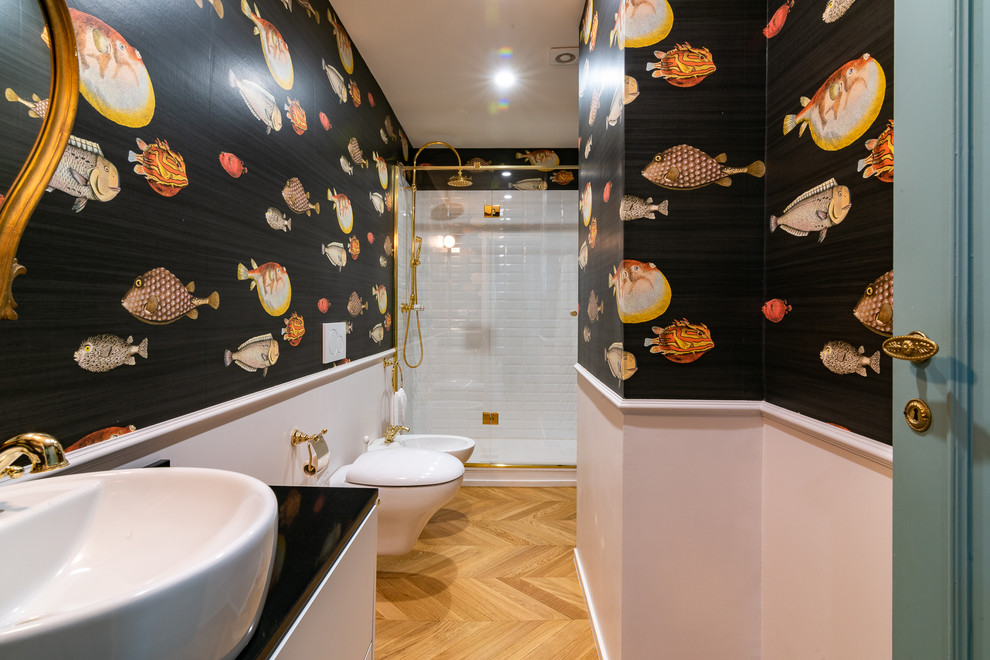 Foto di una stanza da bagno con doccia bohémian con ante bianche, WC sospeso, piastrelle bianche, pareti nere e pavimento in legno massello medio