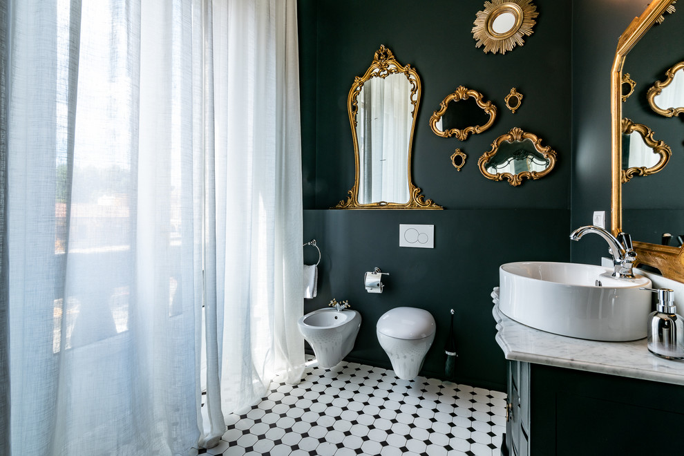 Esempio di una stanza da bagno con doccia boho chic con ante nere, WC sospeso, pareti nere e pavimento in legno massello medio