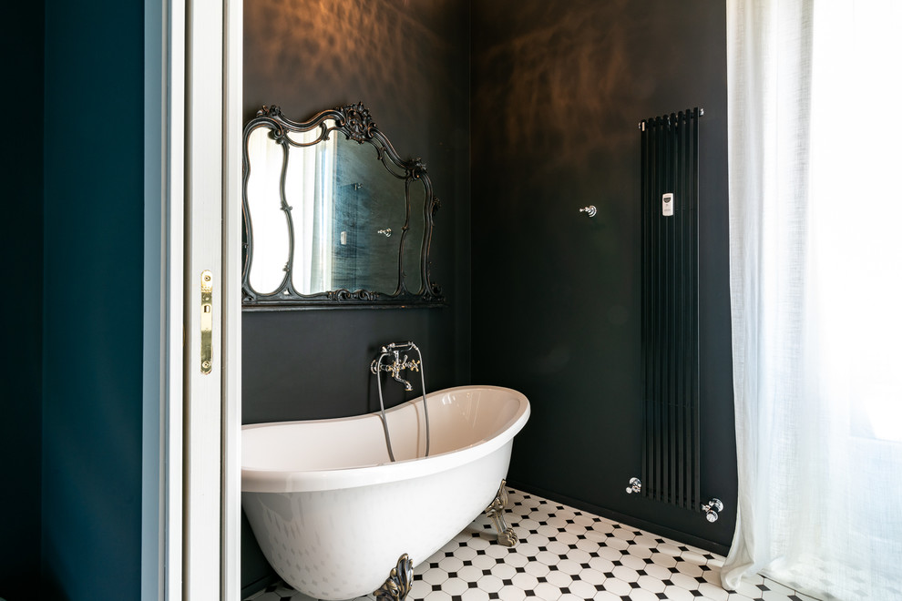ミラノにあるエクレクティックスタイルのおしゃれなバスルーム (浴槽なし) (白いキャビネット、壁掛け式トイレ、白いタイル、黒い壁、無垢フローリング) の写真