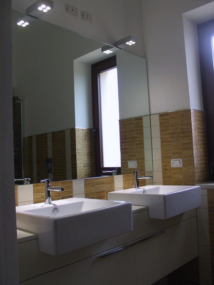 Immagine di una piccola stanza da bagno padronale contemporanea con ante lisce e vasca ad alcova