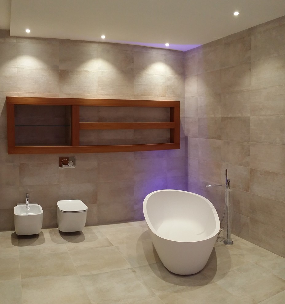 Large trendy master beige tile and porcelain tile porcelain tile bathroom photo in Turin with flat-panel cabinets, medium tone wood cabinets, a two-piece toilet, white walls, an integrated sink and solid surface countertops
